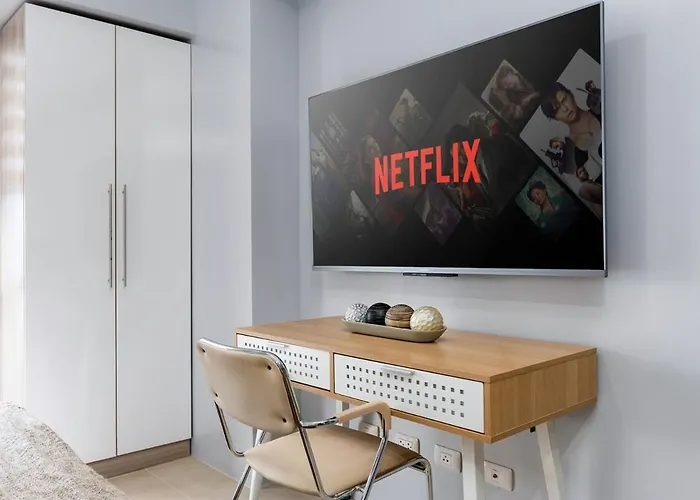 Furnished In It Park With Wifi, Netflix And Pool Access *