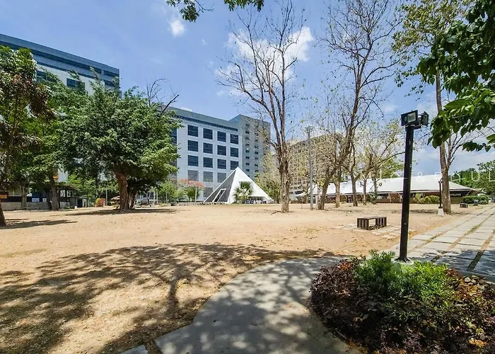 Furnished In It Park With Wifi, Netflix And Pool Access